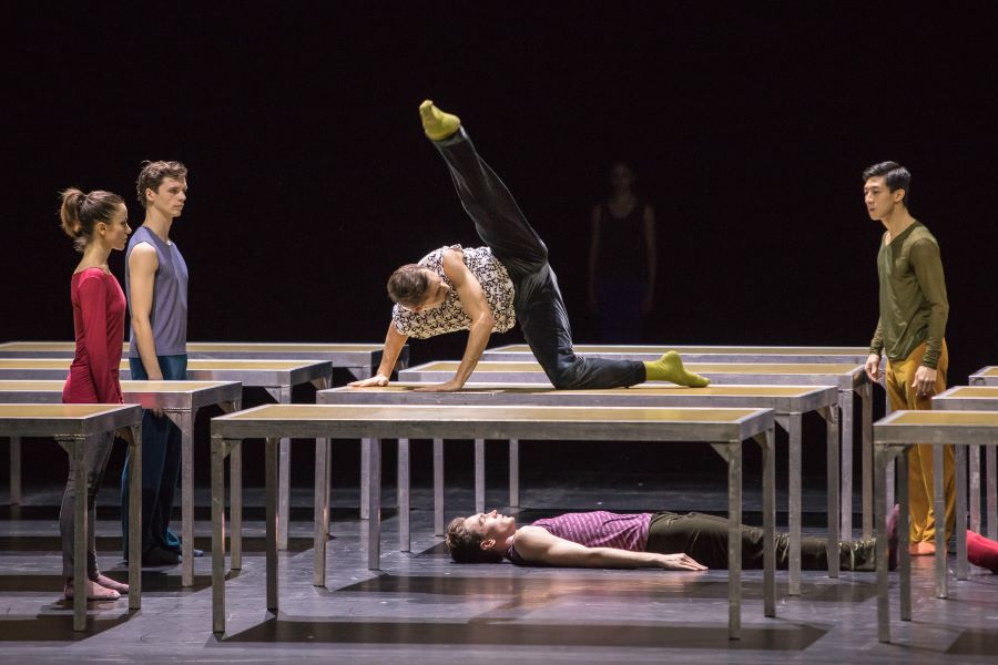 Dominik White Slavkovský ve One Flat Thing, reproduced od W. Forsytha (foto Gregory Batardon)