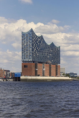 Elbphilharmonie Hamburk (zdroj wikipedia.org)
