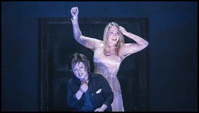 R.Strauss: Elektra - Susan Bullock (Elektra), Anna Gabler (Chrysothemis) - Státní opera Praha 2016 (foto Patrik Borecký)