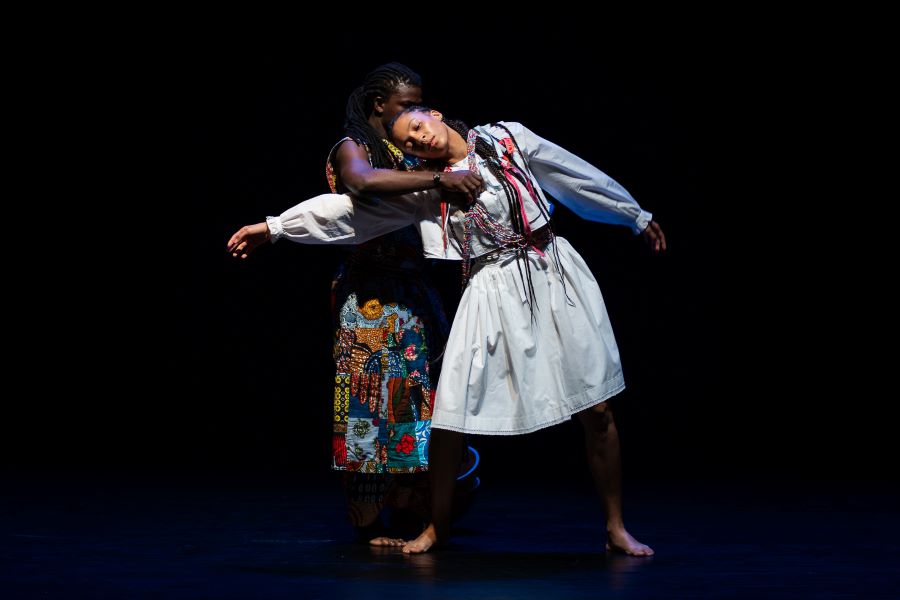 Emergency Dances V, Angela Nwagbo – Confluence (foto Romana Kovacs)