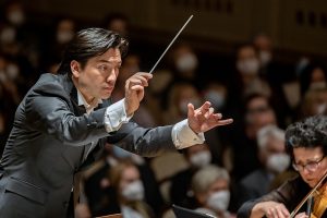Eugene Tzigane a Symfonický orchestr hl. m. Prahy FOK (foto Petr Dyrc)