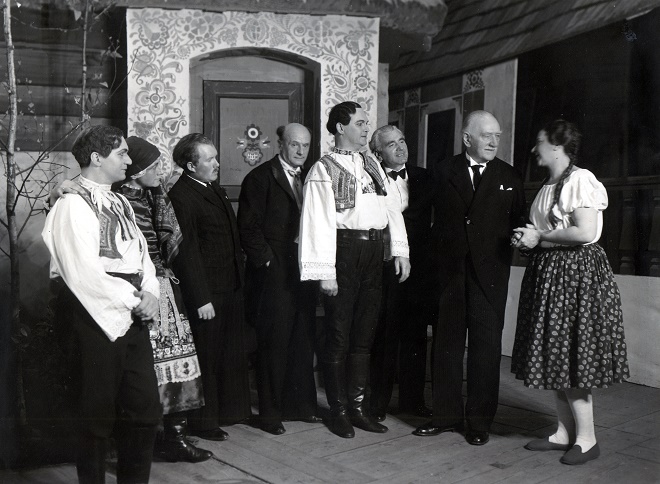 J.B.Foerster: Eva - zleva: Géza Fischer, Marie Řezníčková, Miloš Wasserbauer, Karel Nedbal, Emil Olšovský, Václav Jiřikovský, Josef Bohuslav Foerster, Marja Žaludová - ND Brno 1939 (foto archiv ND Brno)