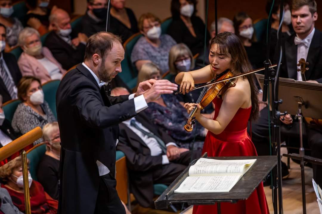 Zahajovací koncert Moravské filharmonie Olomouc, 30. září 2021: Moravská filharmonie Olomouc, Christian Knüsel, Yoon-Hee-Kim (zdroj Moravská filharmonie Olomouc)