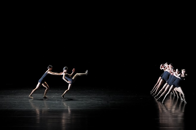 J. Kylián: Falling Angels - NDM Ostrava 2016 (foto Martin Popelář)