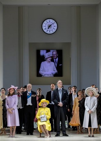 A. Salieri: Falstaff - Anett Fritsch (Mrs. Alice Ford), Rudolf Karasek (Royal/Statisterie), Heidelinde Sedlecky (Royal/Statisterie), Arttu Kataja (Mr. Slender), Alex Penda (Mrs. Slender), Arnold Schoenberg Chor - Theater an der Wien 2016 (foto © Herwig Prammer)