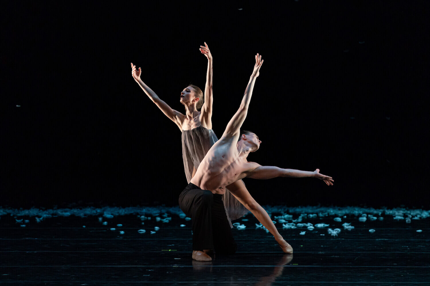 Festival Dance Brno, Balet SND Bratislava: Murmuration (Viola Mariner a Andrej Szabo, foto Juraj Žlinčar/archiv pořadatelů)