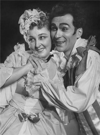 W.A.Mozart: Figarova svatba - Milada Musilová (Zuzana), Jaroslav Horáček (Figaro) - ND Praha 1954 (foto Jaromír Svoboda)