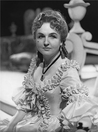 W.A.Mozart: Figarova svatba - Jaroslava Vymazalová (Hraběnka) - ND Praha 1961 (foto Jaromír Svoboda)