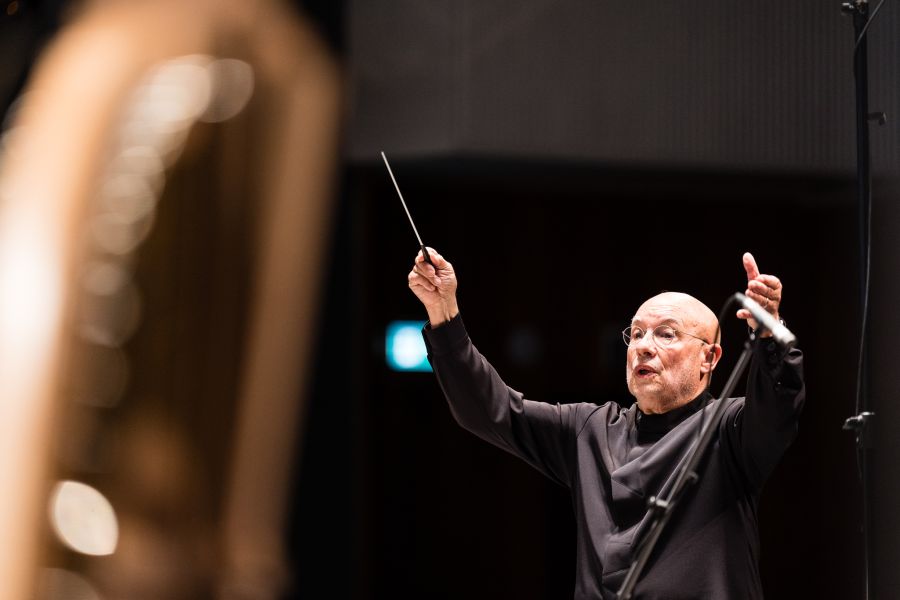 Prsten beze slov – Dennis Russell Davies, Filharmonie Brno. 2. června 2022 (foto Jan Prokopius)