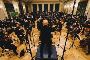 Dennis Russell Davies a Filharmonie Brno (foto Filharmonie Brno)