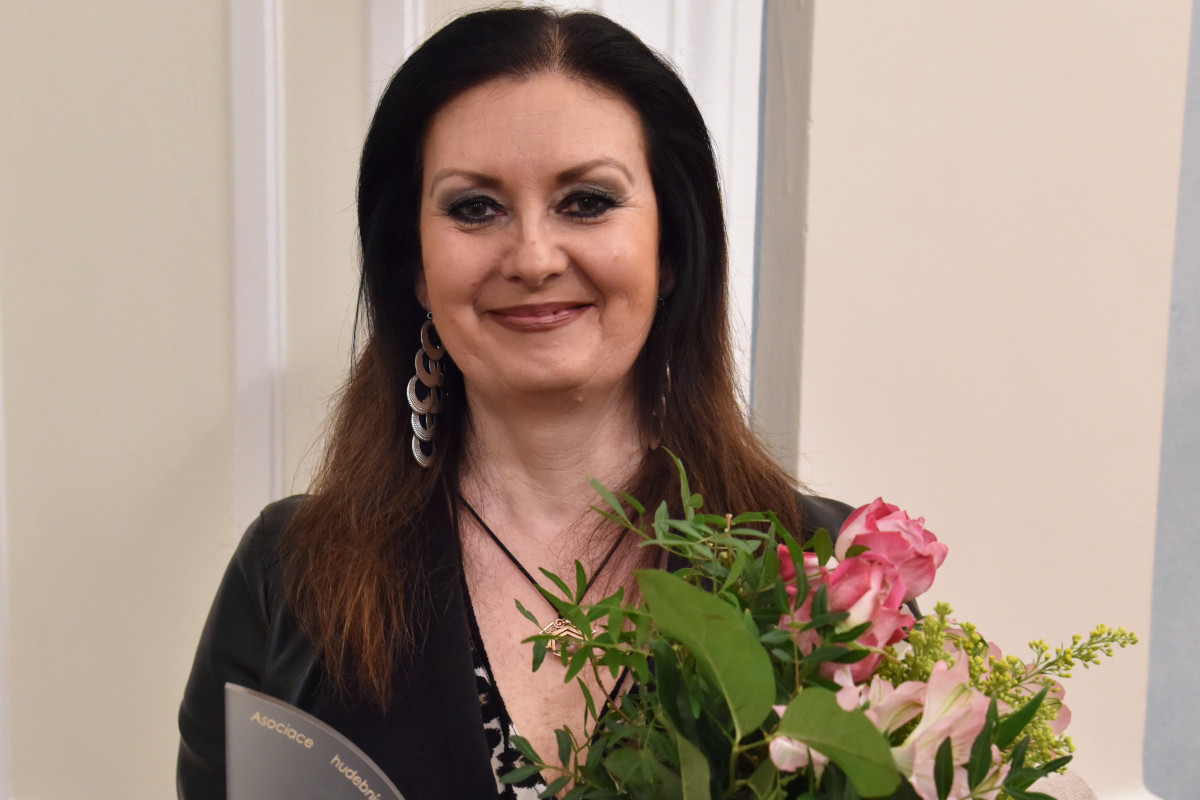 Hana Jarolímková s cenou Asociace hudebních umělců a vědců, 2016 (foto Zdeněk Chrapek)