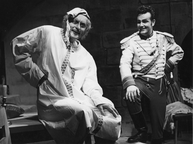 Daniel Auber: Fra Diavolo - Juraj Martvoň (Lord Kookburn), Andrej Kucharský (Lorenzo) - SND Bratislava 1957 (foto Gejza Podhorský/archiv SND)