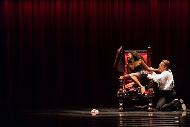 Giuseppe Verdi: Macbeth (záběr ze zkoušky) - Adina Aaron (Lady Macbeth), Roberto Frontali (Macbeth) - Theater an der Wien 2016 (foto © Herwig Prammer/FB Theater an der Wien)