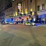 Policejní zásah v Palace Theatre Manchester, 7. dubna 2023 (zdroj Twitter, foto Tashalou96)