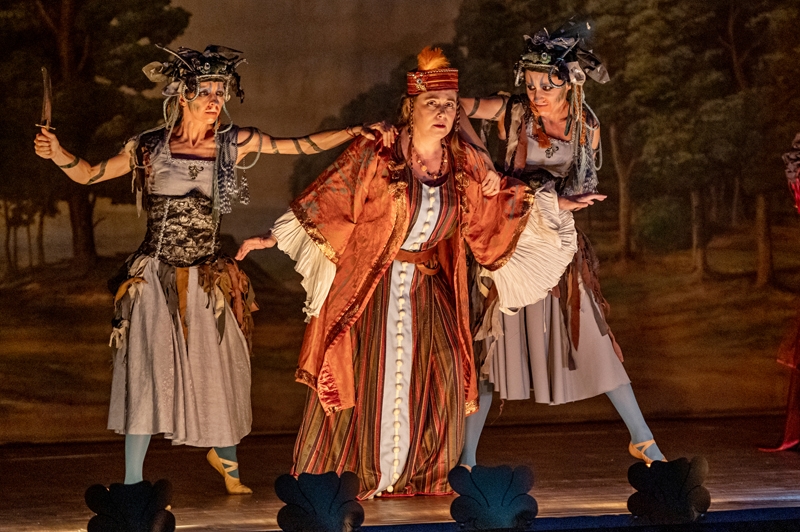 Musica Florea – Florea Theatrum, A. Vivaldi: Il Farnace, 17. července 2021: Furie brání Tamiri v sebevraždě (foto Petr Dyrc)