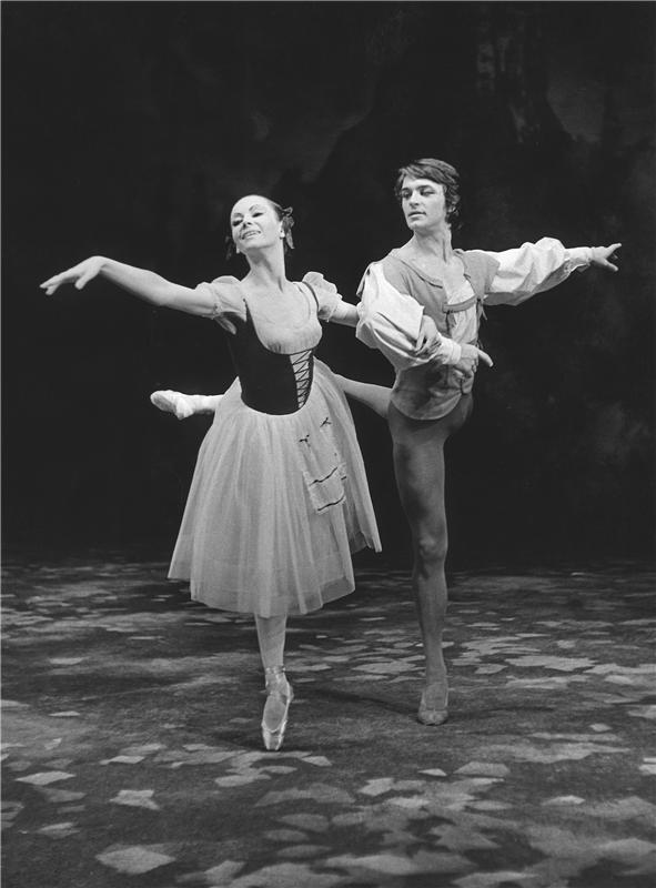 Giselle – Marta Drottnerová (Giselle) a Vlastimil Harapes (Vévoda Albert), foto Jaromír Svoboda, Archiv ND