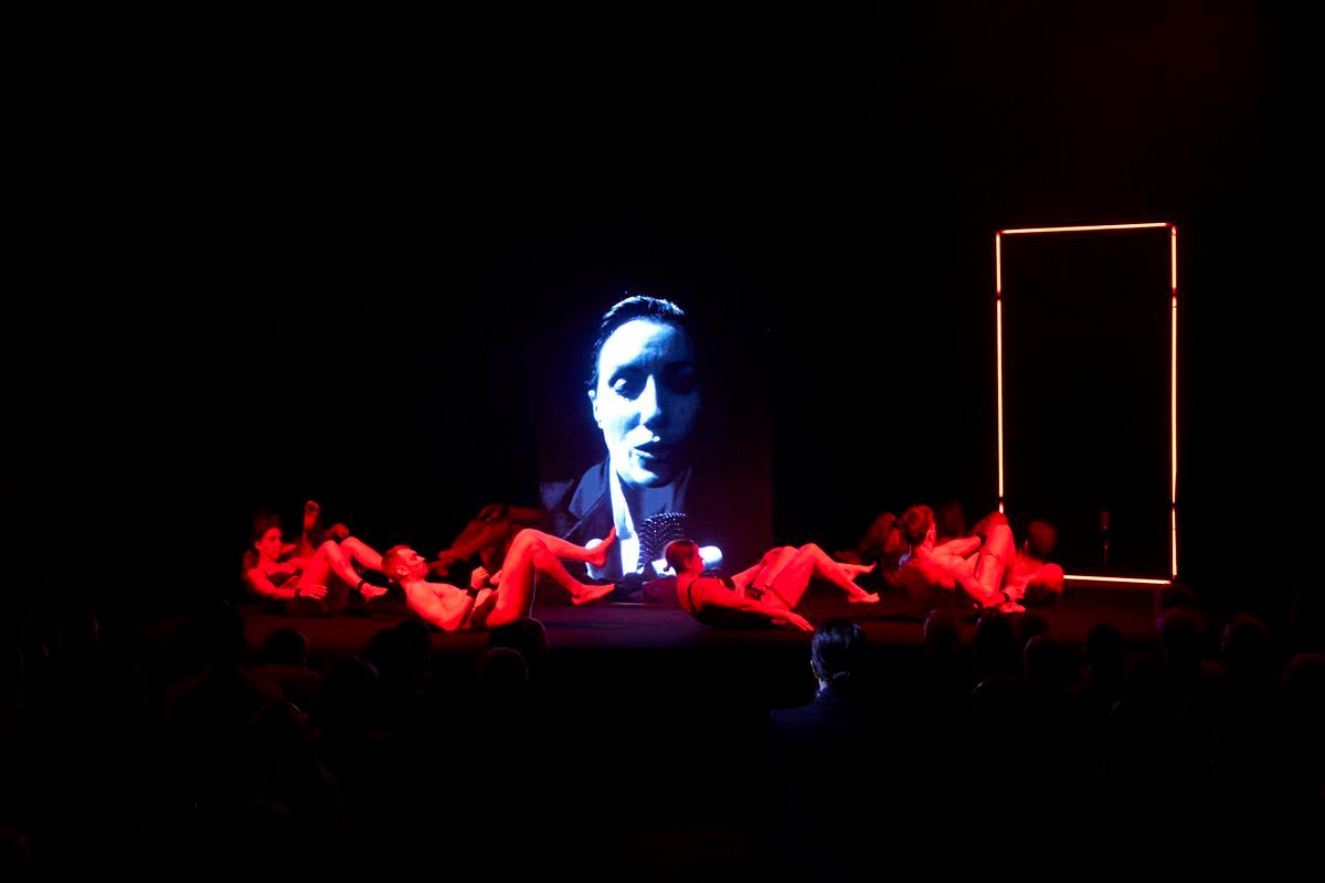 Gravity & Other Myths – The Mirror (foto Andy Phillipson)