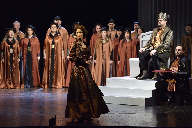 A.Thomas: Hamlet - Janja Vuletic (Gertrude), Martin Gurbaľ (Claudius), Roman Vlkovič (Polonius) - NDM 2016 (foto Martin Popelář)