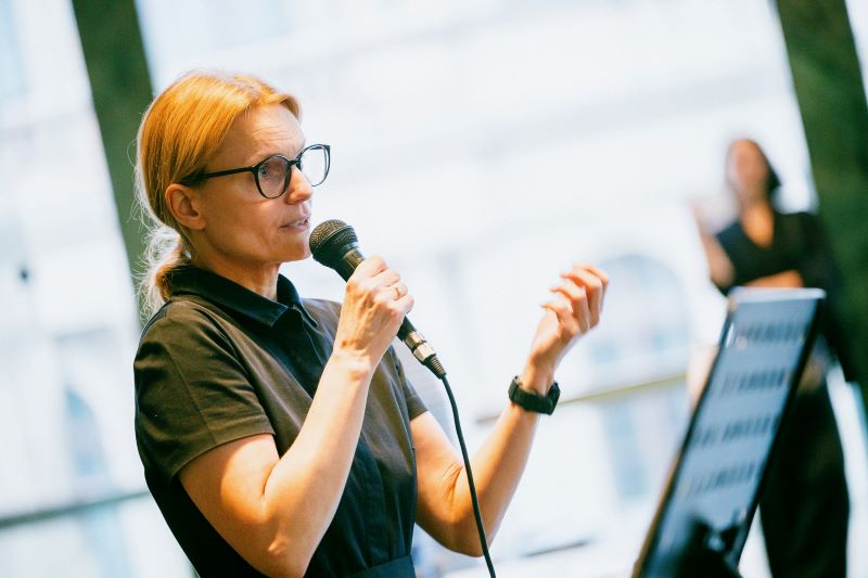 Hana Strejčková na dramaturgickém úvodu Sankai Juku (foto Jan Hromádko)