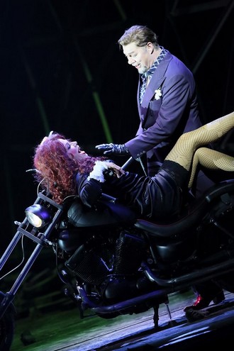 Arrigo Boito: Mefistofele - Heike Grötzinger (Margherita), René Pape (Mefistofele) - Bayerische Staatsoper Mnichov 2015 (foto © Wilfried Hösl/Bayerische Staatsoper)