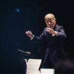 Hisaishi diriguje Hisaishiho – Joe Hisaishi, Filharmonie Brno, 28. dubna 2022 (foto Vojtěch Kába)
