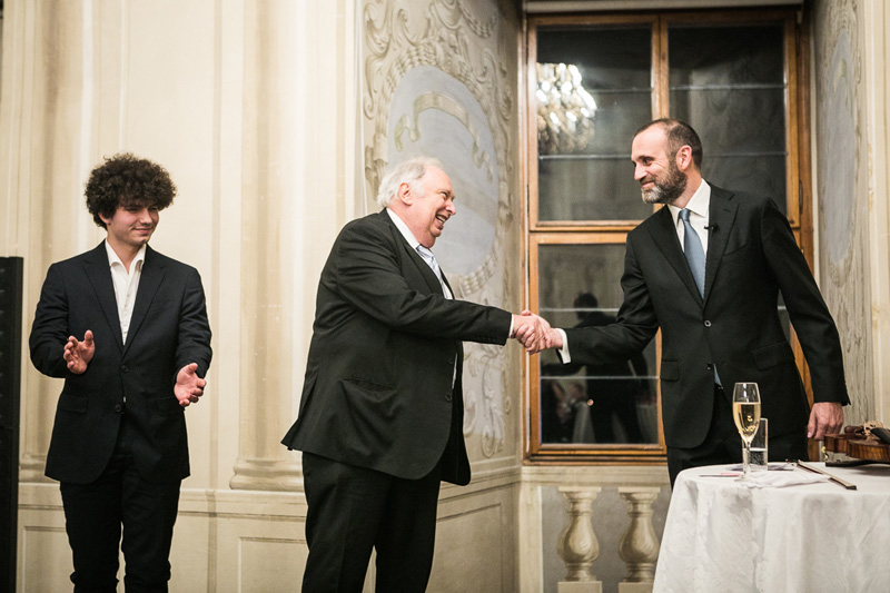 Houslista Daniel Matejča, profesor Ivan Klánský, děkan HAMU a Petr Pánek, řídící partner White & Case (zdroj Hudební a taneční fakulta Akademie múzických umění v Praze)