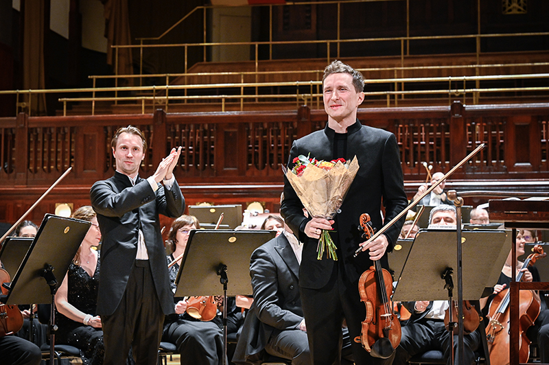 Symfonický orchestr hlavního města Prahy FOK: Josef Špaček, 7. února 2024, Obecní dům, Smetanova síň – Pietari Inkinen, Josef Špaček a Symfonický orchestr hlavního města Prahy FOK (foto Ivan Malý)