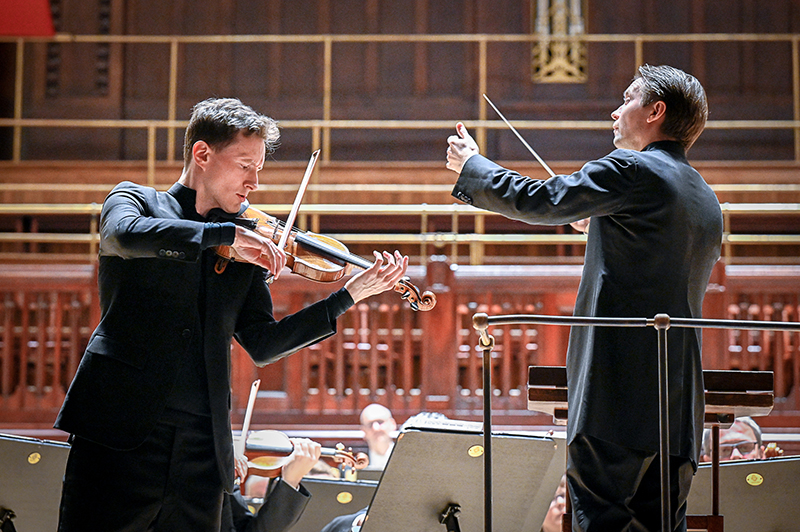 Symfonický orchestr hlavního města Prahy FOK: Josef Špaček, 7. února 2024, Obecní dům, Smetanova síň – Josef Špaček, Pietari Inkinen a Symfonický orchestr hlavního města Prahy FOK (foto Ivan Malý)