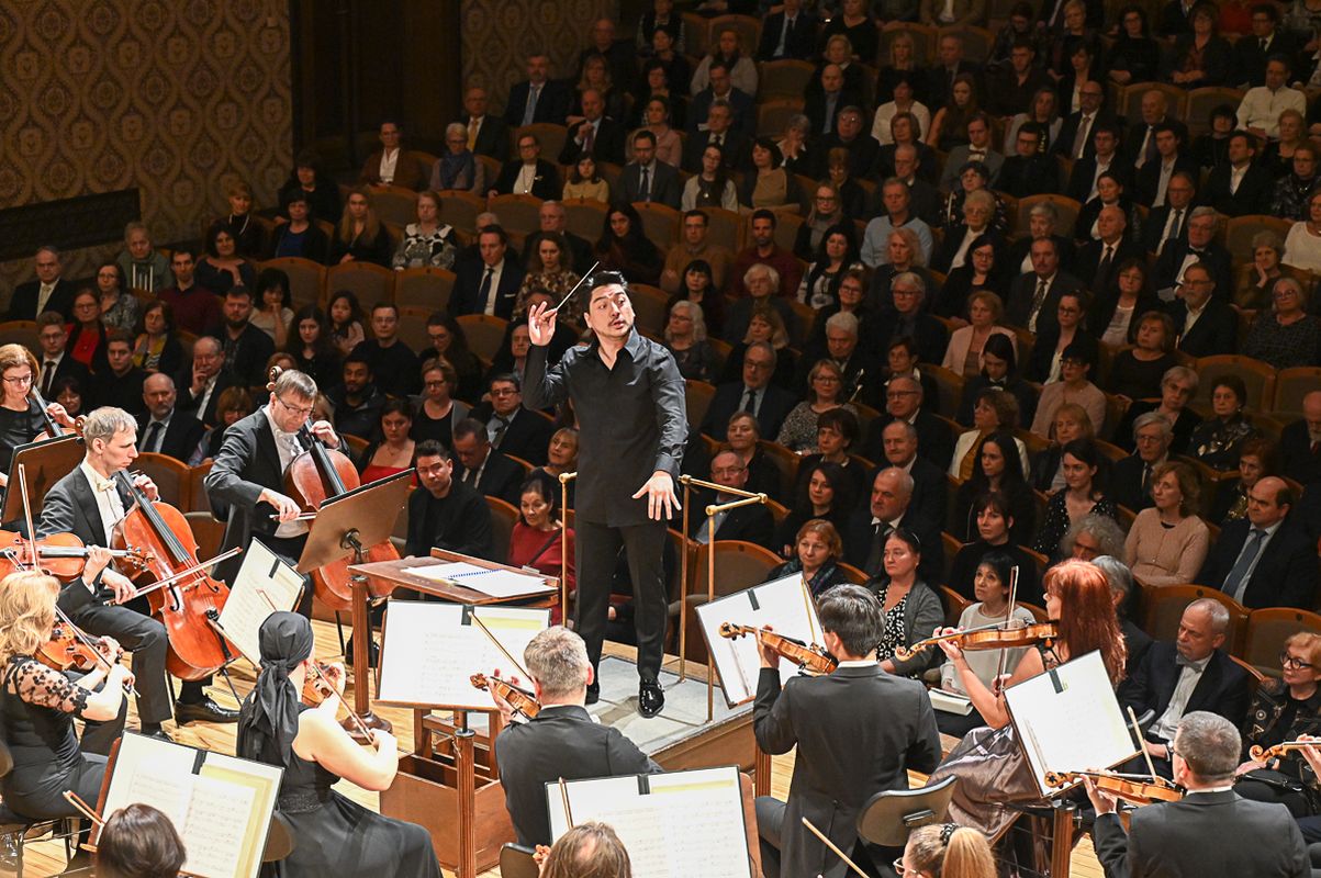 Eugene Tzigane, PKF – Prague Philharmonia, 26. února 2023 (foto Ivan Malý)