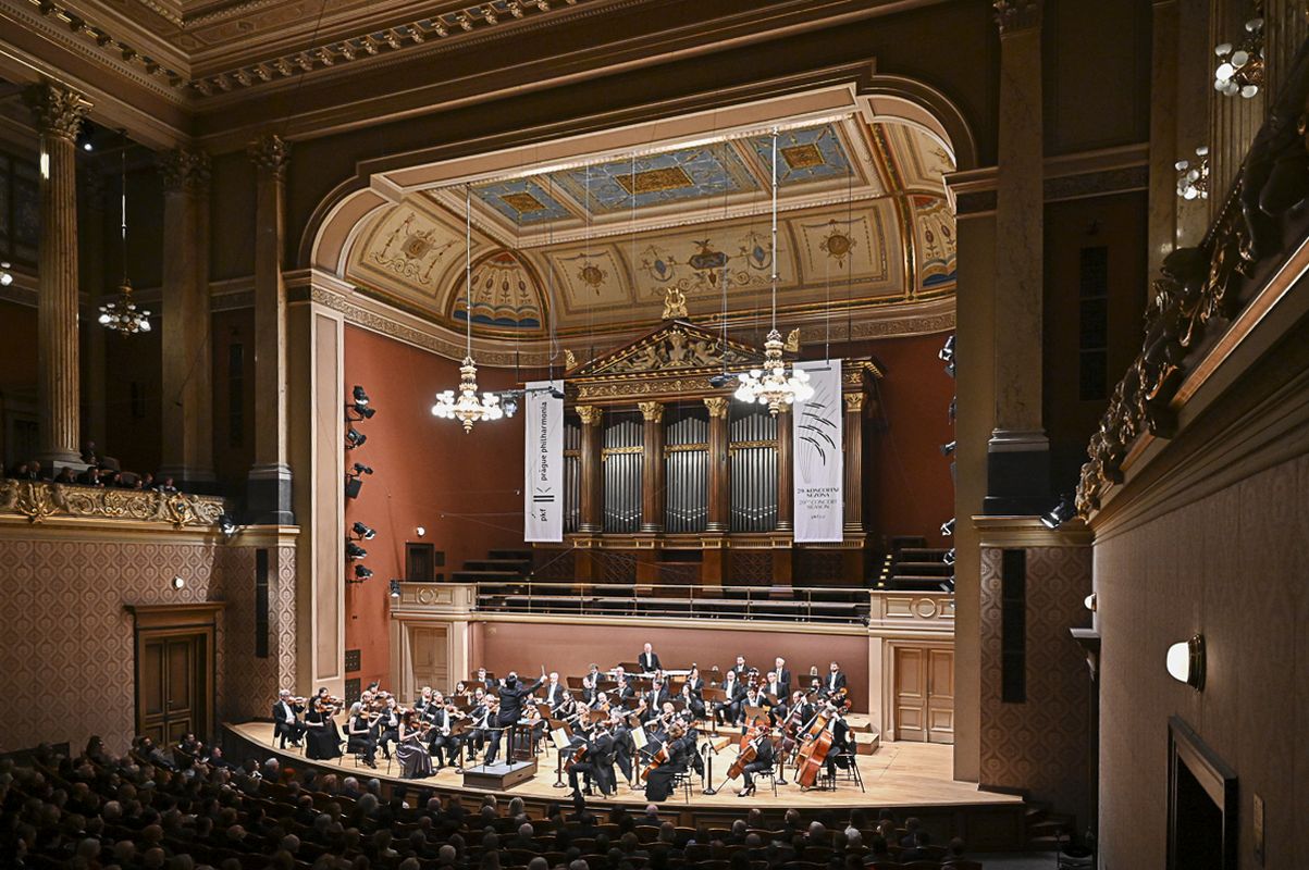 Eugene Tzigane, PKF – Prague Philharmonia, 26. února 2023 (foto Ivan Malý)