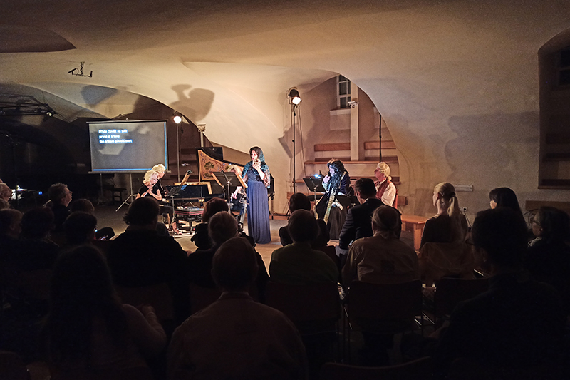 Marek Kopelent: Musica aneb Prastarý příběh, který andělé přenášejí z času do času, 30. září 2023, Galerie HAMU – Clara Nováková, Monika Knoblochová, Martin Daněk, Irena Troupová, Dušan Sitek a Petr Burian (foto Tereza Dudková)