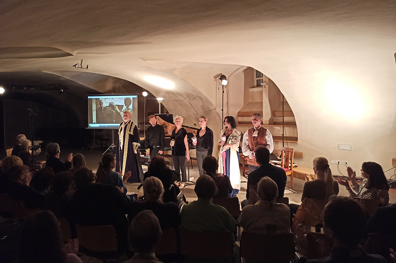 Marek Kopelent: Musica aneb Prastarý příběh, který andělé přenášejí z času do času, 30. září 2023, Galerie HAMU – Dušan Sitek, Martin Daněk, Monika Knoblochová, Clara Nováková, Irena Troupová a Petr Burian (foto Tereza Dudková)