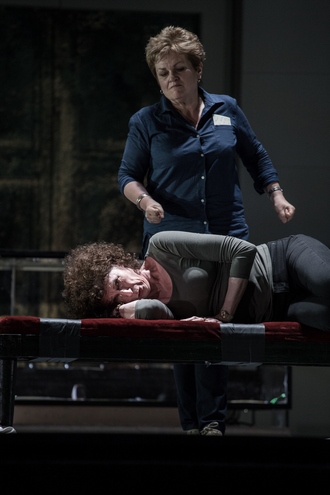R.Strauss: Elektra - záběr ze zkoušky - Susan Bullock (Elektra), Rosalind Plowright (Klytaimnestra) - ND 2016 (foto Josef Rabara)