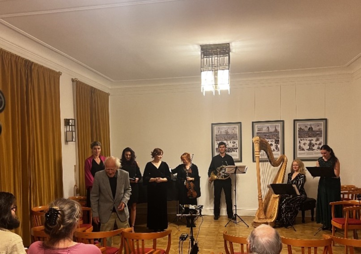 Setkávání XXIV. – Vzpomínka na Ivo Bláhu: Karolína Cingrošová, Viktorie Surmová, Kristina Kubová, Ludmila Pavlová, Zdeněk Bělohradský, Hedvika Mousa Bacha, Anna Paulová, 6. prosince 2023 (zdroj Asociace hudebních umělců a vědců)