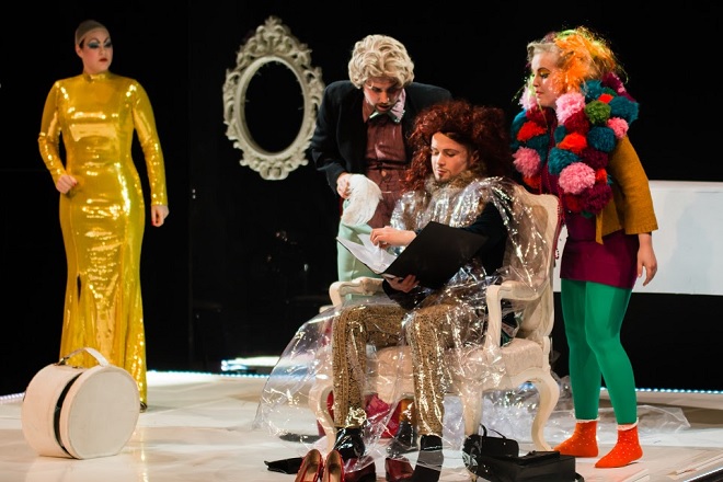 D.Cimerosa: Impresário v koncích - Jarmila Balážová (Altistka), Pavel Valenta (Kapelník), Michal Marhold (Impresário), Tereza Maličkayová (Subreta) - Divadlo na Orlí 2016 (foto Vojtěch Kába)