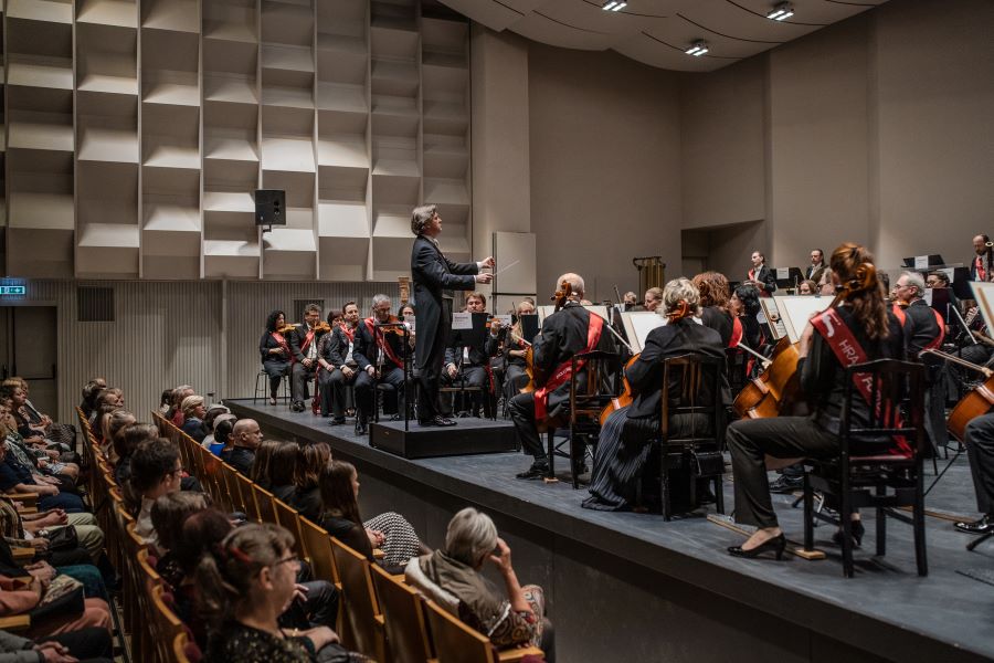 Koncert ke dni studentstva: Tomáš Netopil, Janáčkova filharmonie Ostrava, 17. listopadu 2023, Kino Vesmír, Ostrava (zdroj Janáčkova filharmonie Ostrava, foto Petr Hrubeš)