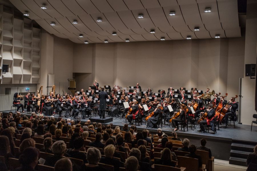 Koncert ke dni studentstva: Tomáš Netopil, Janáčkova filharmonie Ostrava, 17. listopadu 2023, Kino Vesmír, Ostrava (zdroj Janáčkova filharmonie Ostrava, foto Petr Hrubeš)