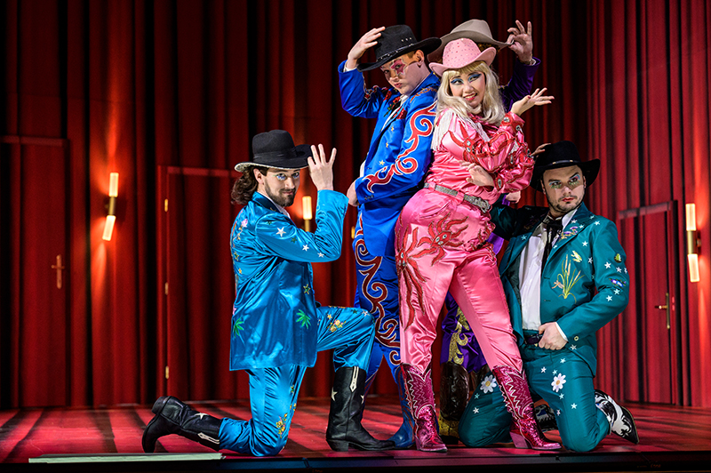 Richard Strauss: Ariadna na Naxu, Stavovské divadlo – Jan Hnyk (Truffaldino), Daniel Matoušek (Brighella), Ziyi Dai (Zerbinetta), Lukáš Bařák (Harlekýn) (foto Petr Neubert)
