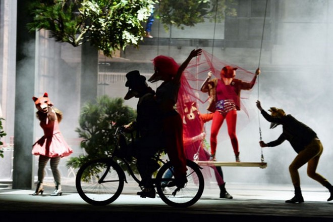 Leoš Janáček: Das schlaue Füchslein - Jenny Carlstedt (Fuchs) Louise Alder (Füchsin Schlaukopf), Statisterie der Oper Frankfurt - Oper Frankfurt 2016 (foto © Barbara Aumüller)