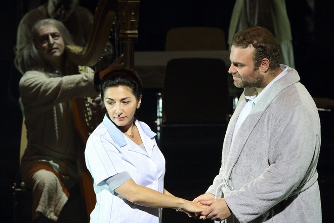 Arrigo Boito: Mefistofele - Karine Babajanyan (Elena), Joseph Calleja (Faust) - Bayerische Staatsoper Mnichov 2015 (foto © Wilfried Hösl/Bayerische Staatsoper)