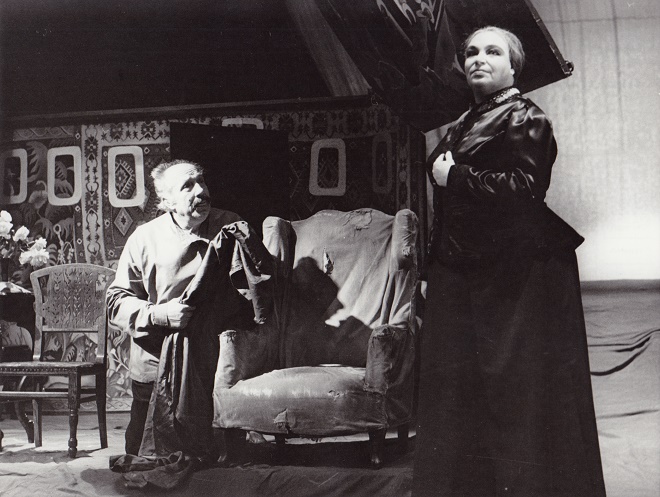 Leoš Janáček: Káťa Kabanová - Jan Kyzlink (Dikoj), Gita Abrahamová (Kabanicha) - ND Brno 1986 (foto Vladislav Vaňák / archiv ND Brno)