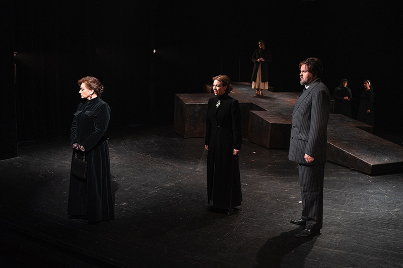 Leoš Janáček: Káťa Kabanová, Slezské divadlo Opava – Katarína Jorda, Tereza Kavecká, Jakub Rousek (foto Slezské divadlo Opava)