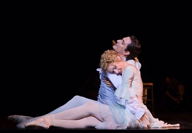 Kenneth MacMillan: Manon - Melissa Hamilton a Jiří Bubeníček (foto Semperoper/Ian Whalen)