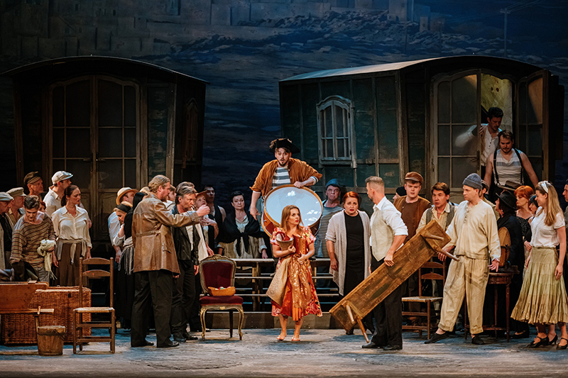 Ruggero Leoncavallo: Komedianti, Státní opera: Jana Sibera jako Nedda, Denys Pivnickij jako Canio, Csaba Kotlár jako Silvio a Sbor Státní opery (foto Jan Hromádko)