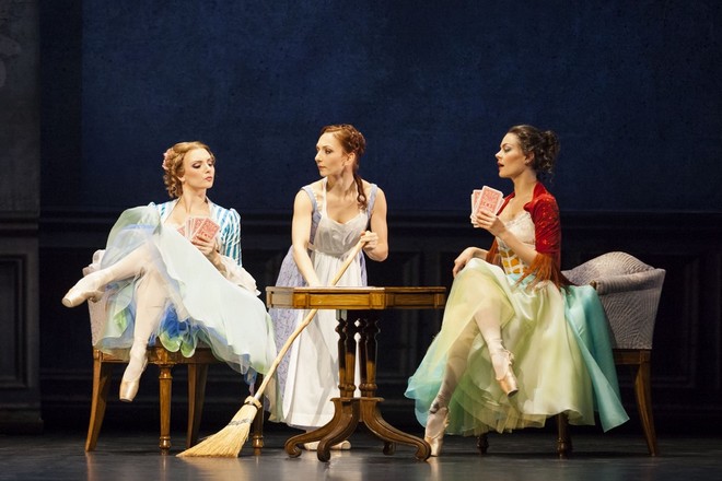 Kráska a zviera - choreografia Javier Torres - Lucie Rákosníková (Fanny), Edita Raušerová (Belle) a Anna Sariola (Colette) Finský národný balet (foto © Mirka Kleemola / Finnish National Opera)