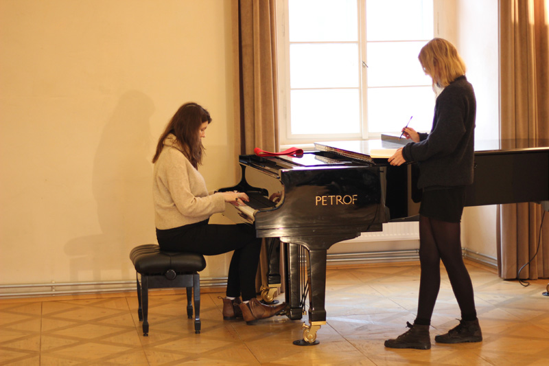 Kristina Barta a Tuva Hellum, hudební rezidence v broumovském klášteře (foto Kateřina Ostradecká)