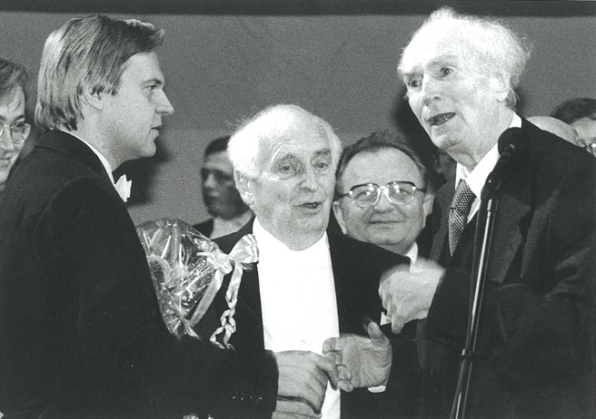 Po provedení Kubelíkova koncertu v roce 1994 gratuluje na pódiu Rafael Kubelík