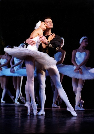 Petr Iljič Čajkovskij: Labutí jezero - Olga Borisová-Pračiková (Odetta/Odilie) a Rodion Zelenkov (Princ Siegfried) - NDM Ostrava (foto Josef Hradil)