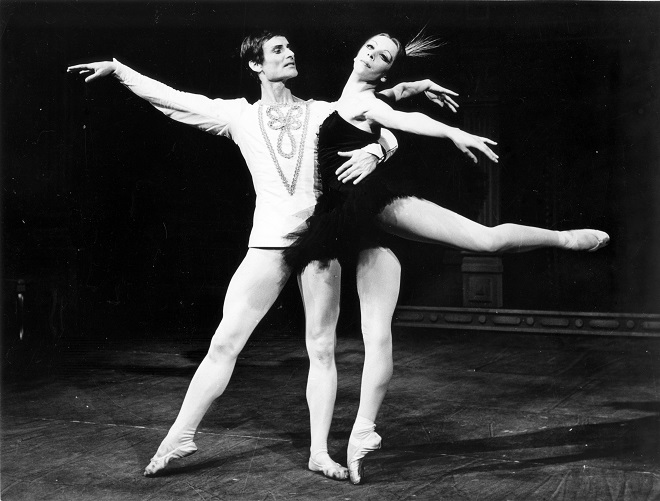 P.I.Čajkovskij: Labutí jezero - Petr Zdeněk Koželuh (Princ), Libuše Kuklová (Odilie) - NDM 1977 (foto Vladimír Dvořák / archiv NDM)