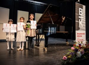 13. ročník soutěže Broumovská klávesa: Rebeka Chmurova, Maria Chmurova, Anna Chmurova (zdroj Broumovská klávesa, foto Michal Sedláček)